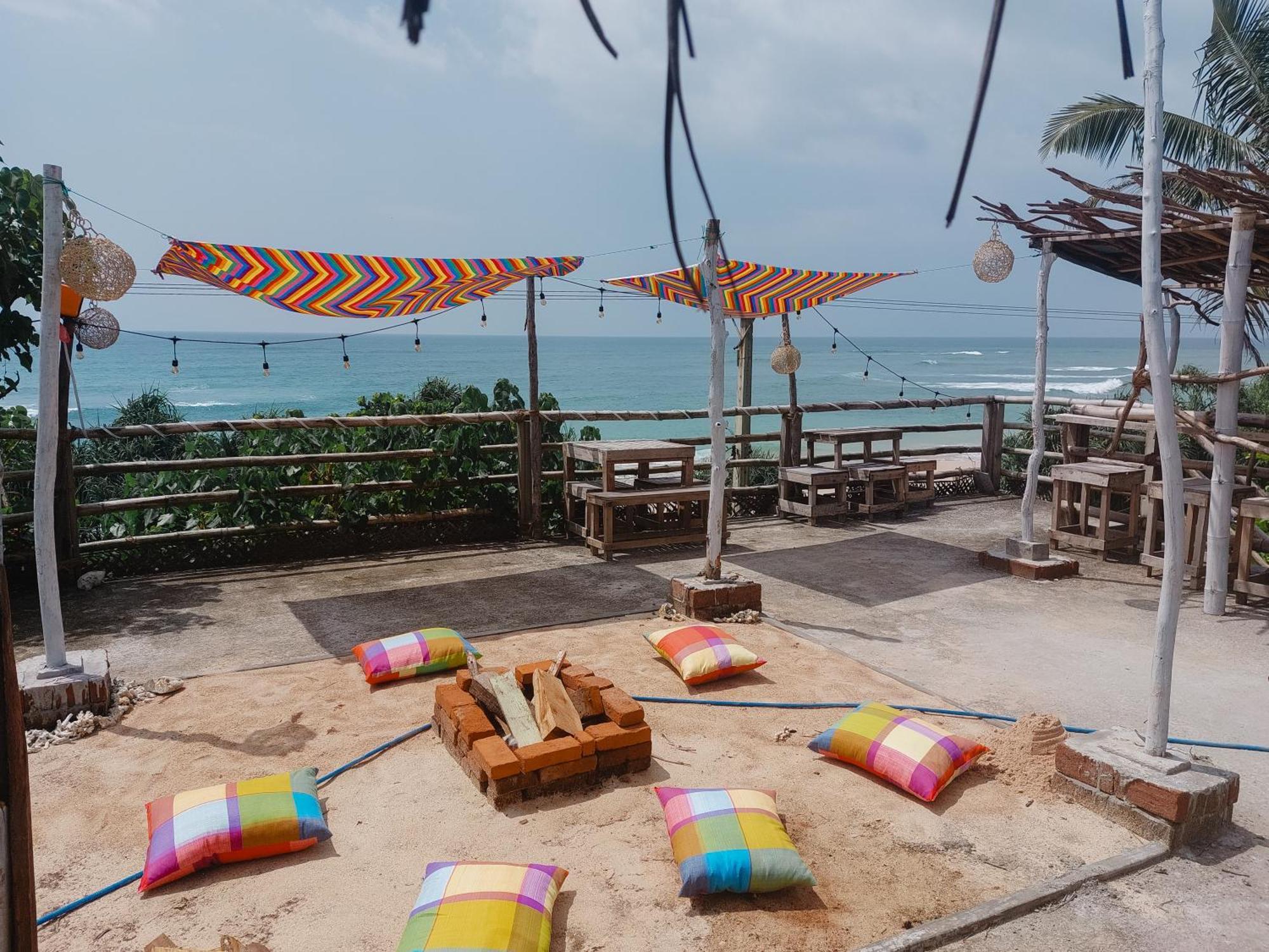 Gaia Ocean Surf Yoga Hostel Ahangama Exterior photo