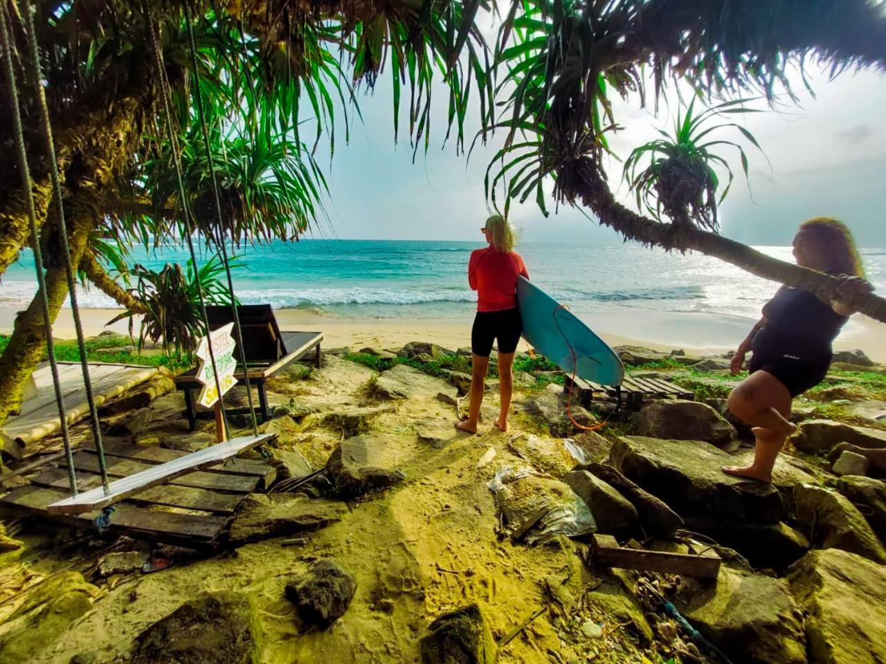 Gaia Ocean Surf Yoga Hostel Ahangama Exterior photo